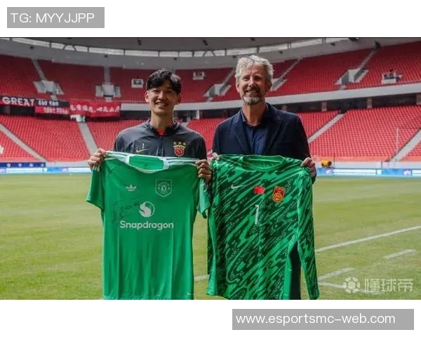 颜骏凌与偶像范德萨合影感慨万分：追梦路上的每一步都值得珍惜